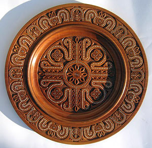 Hutsul plate: pear wood, turning, carving and beads incrustation.
