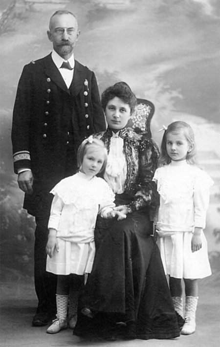 Ярослав та Отілія Окуневські з дочками Олею (ліворуч) та Дорлі. Поля, імовірно 1906-й рік. На цьому знімку, до речі, за ідентифікацією п.Леоніда Кирилаша, Ярослав є у формі Marine-Stabs-Arzt – капітана 3-го ранґу (еквівалент майора сухопутніх військ).
