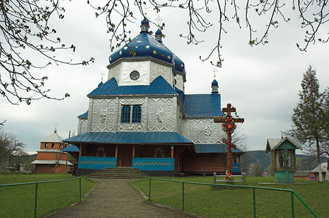 Космацька дерев’яна церква з зірками на банях