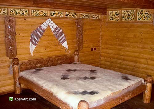 Спальня в гуцульському стилі з міцним ліжком